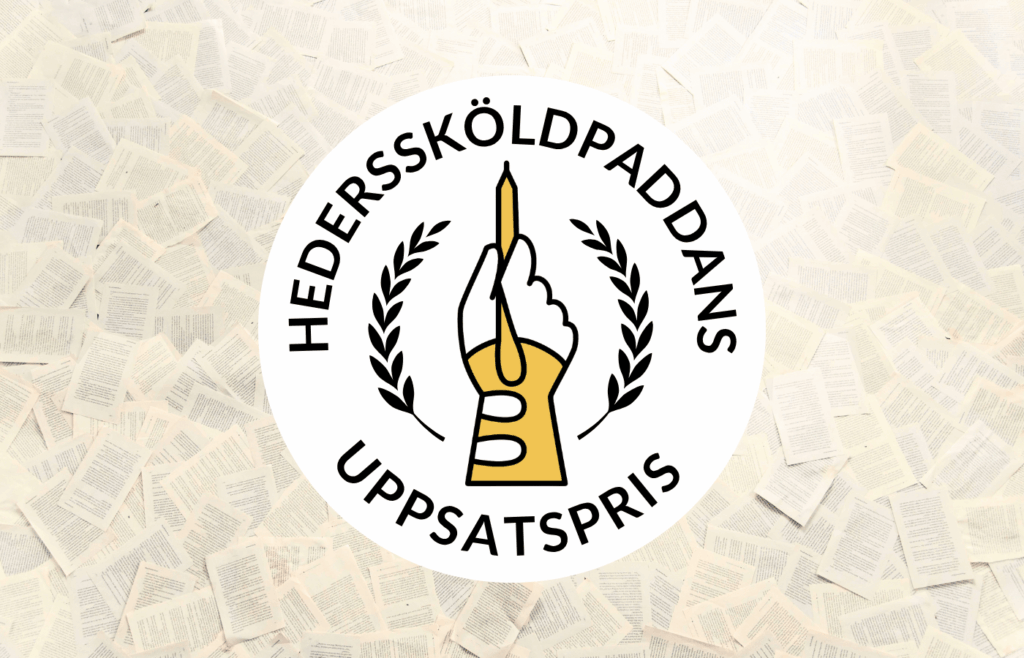 Logotyp med texten Hederssköldpaddans uppsatspris i ring runt en ikon av en hand i ortos som håller en penna